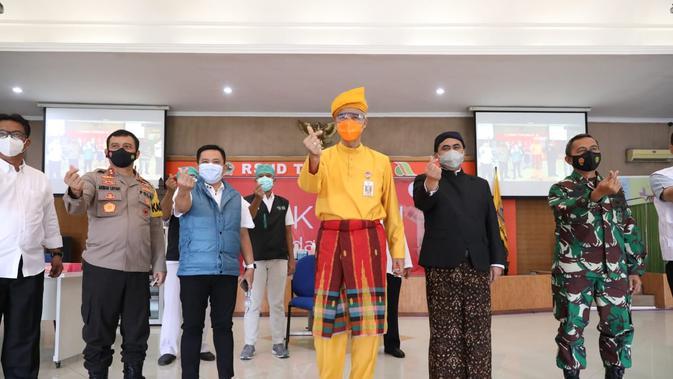 Gubernur Jawa Tengah, Ganjar Pranowo bersama jajaran Forkopimda Jateng melakukan vaksinasi Covid-19 dosis kedua di RSUD Tugurejo Semarang, Kamis (28/1).