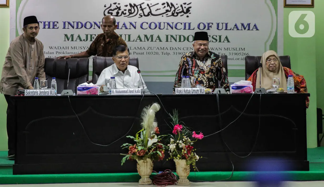 Ketua Dewan Masjid Indonesia Jusuf Kalla dan Wakil Ketum MUI Muhyiddin Junaidi saat rapat mengeluarkan fatwa di Jakarta, Selasa (17/3/2020). Salah satu isi fatwa membolehkan mengganti salat Jumat dengan Zuhur demi mencegah penyebaran Covid-19 bagi orang-orang sehat. (Liputan6.com/Faizal Fanani)