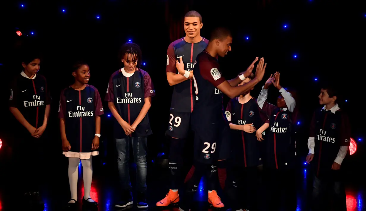 Striker PSG, Kylian Mbappe, saat menghadiri peluncuran patung lilinnnya di Museum Grevin, Paris, Kamis (17/5/2018). Patung ini merupakan apresiasi karena keberhasilannya meraih gelar pemain muda terbaik dan trofi Liga Prancis. (AFP/Christophe Simon)