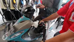 Petugas SPBU saat menuangkan BBM jenis Pertalite ke sepeda motor di SPBU Coco, Abdul Muis, Jakarta, Jumat (25/7/2015). Partalite dijual dengan harga Rp.8400 perliter. (Liputan6.com/Helmi Afandi)