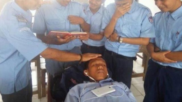 tidur di kelas (foto: brilio)