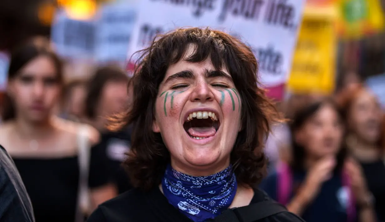Seorang wanita meneriakkan slogan-slogan saat protes Global Climate Strike 'Fridays For Future' di Madrid, Spanyol, Jumat (15/9/2023). Ribuan orang di seluruh dunia turun ke jalan sebagai aksi mendesak upaya perlawanan perubahan iklim dalam Global Climate Strike 2023 mulai 15 September 2023 hingga 17 September 2023. (AP Photo/Manu Fernandez)