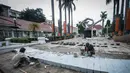 Sejumlah pekerja menyelesaikan perbaikan di pelataran Galeri Nasional, Jakarta, Rabu (12/11/2014). (Liputan6.com/Faizal Fanani)