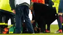 Neymar menangis kesakitan setelah mengalami cedera saat bertanding melawan Marseille di Liga Prancis di Stadion Parc des Princes, (25/2). Kapten PSG, Thiago Silva, menyebut kaki Neymar dalam kondisi bengkak. (AP Photo/Thibault Camus)