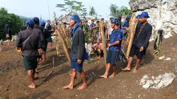 Masyarakat adat Suku baduy melakukan ritual rangkaian tradisi adat Ngaseuk di kampung Karangkerit, desa Bojong Menteng, Banten, Senin (1/11/2021). Tradisi adat Ngaseuk merupakan musim tanam untuk suku Baduy yang nanti hasil panen tersebut untuk upeti pemerintah daerah. (Liputan6.com/Herman Zakharia)