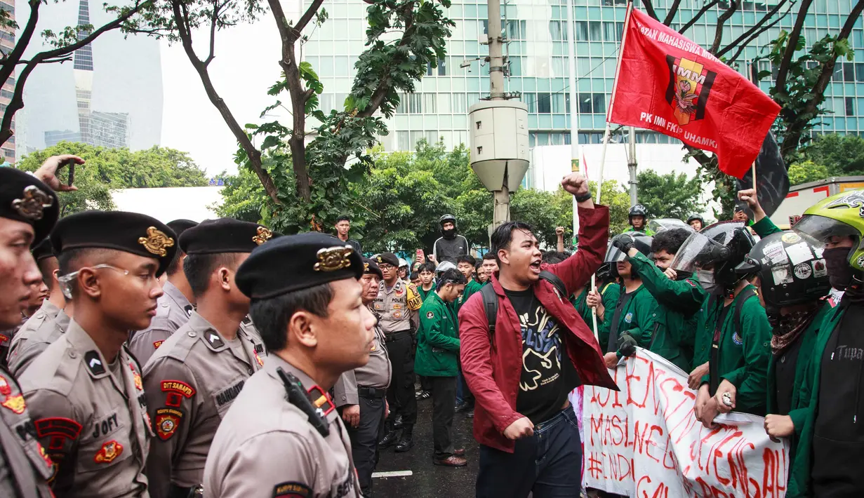 Mahasiswa melakukan aksi protes terhadap kenaikan harga Bahan Bakar Minyak (BBM) non-subsidi dan program Makan Bergizi Gratis (MBG) di Jakarta, Senin 15 Juni 2026. (Aditya Irawan/AFP)