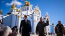 Presiden AS Joe Biden (kiri) berjalan di samping Presiden Ukraina Volodymyr Zelensky di depan Katedral Kubah Emas Santo Mikhael ketika ia tiba untuk kunjungan di Kyiv, Ukraina pada 20 Februari 2023. Presiden AS Joe Biden melakukan kunjungan mendadak ke Kyiv menjelang peringatan satu tahun invasi Rusia ke Ukraina. Biden bertemu dengan Presiden Ukraina Volodymyr Zelensky di ibu kota Ukraina dalam kunjungan pertamanya ke negara itu sejak dimulainya konflik. (Dimitar DILKOFF/AFP)