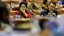 Menteri Kesehatan Nila Moeloek saat menghadiri rapat kerja (raker) dengan Komisi IX DPR di Kompleks Parlemen MPR/DPR-DPD, Senayan, Jakarta, Kamis (29/3). Raker tersebut membahas pelayanan dan pembiayaan obat untuk JKN. (Liputan6.com/JohanTallo)