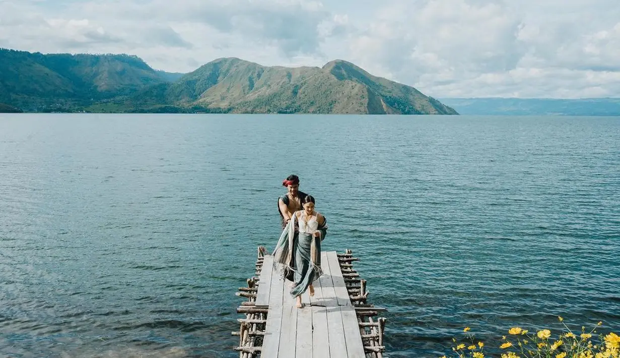 Penampilan berbalut kain Ulos kali ini terlihat lebih kasual pada Jessica Mila. Ia mengenakan top tanpa lengan berwarna putih, dibalut kain Ulos sebagai rok dan outer yang serasi. Foto: Instagram.