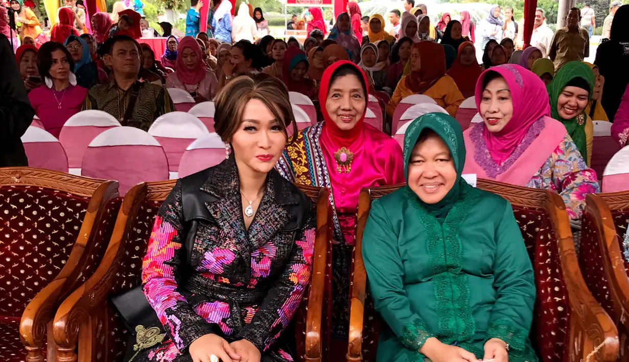 Bertepatan dengan Hari Ibu Nasional 2017, penyanyi dangdut yang juga pebisnis, bersanding dengan wanita-wanita hebat yang disebutnya wonder women Indonesia. (Instagram/inul.d)