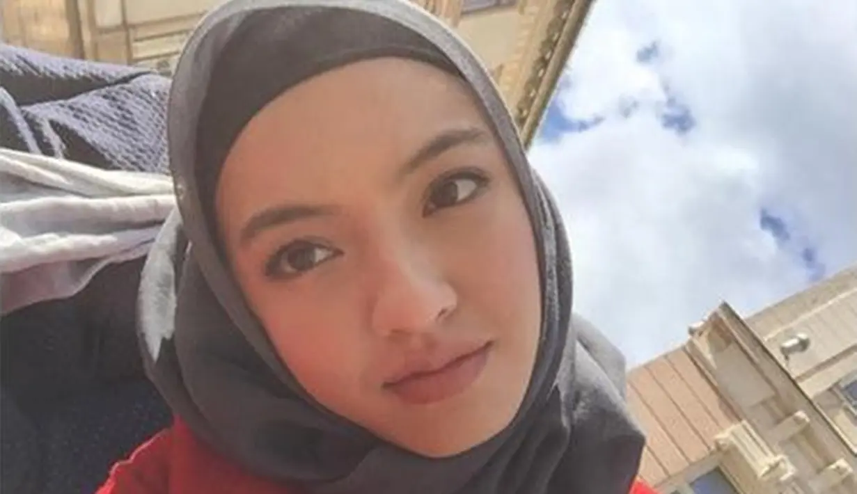 Warganet tak ragu untuk menyanjung kecantikan Raline Shah. Perempuan kelahiran 4 Maret 1985 ini disebu cocok saat berhijab. Bahkan warganet mendoakan agar Raline Shah bisa konsisten dalam memakai hijab. (Liputan6.com/IG/ralineshah)