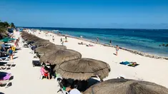 Wisatawan menikmati pantai di Puerto Morelos, negara bagian Quintana Roo, Meksiko (14/2). Kota ini terletak di timur laut negara bagian, sekitar 36 km selatan kota resor Cancún, dan sekitar 30 km utara kota Playa del Carmen. (AFP Photo/Daniel Slim)