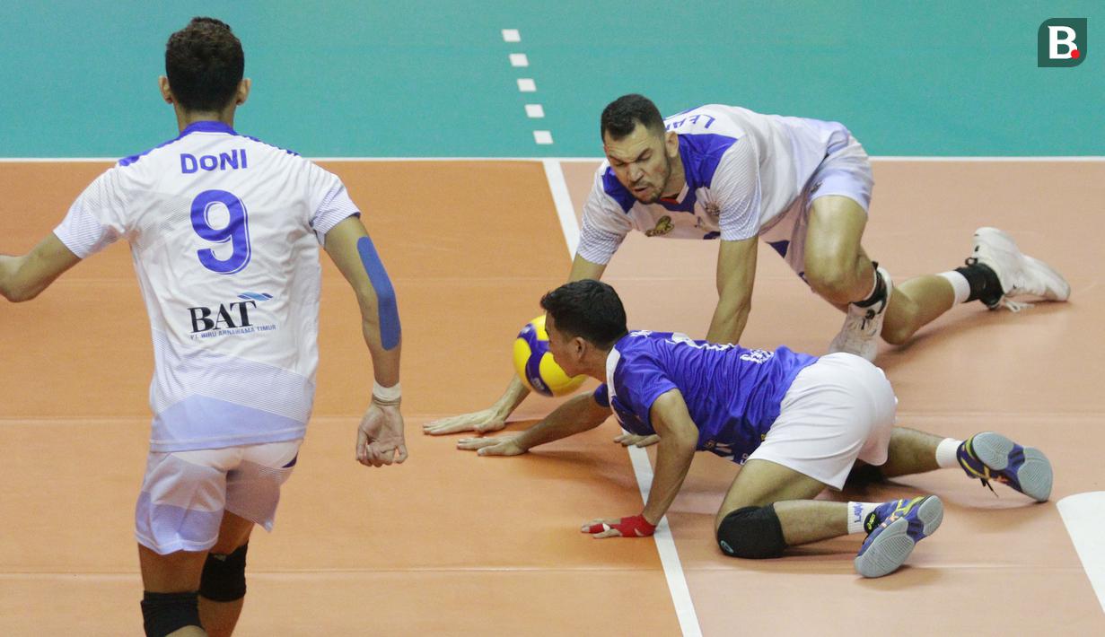 Pemain Bogor LavAni, Leandro (kanan) berusaha menjangkau bola saat melawan Palembang Bank Sumsel Babel pada laga PLN Mobile Proliga 2022 di Padepokan Voli Jenderal Polisi Kunarto, Sentul, Sabtu (29/1/2022). (Bola.com/M Iqbal Ichsan)