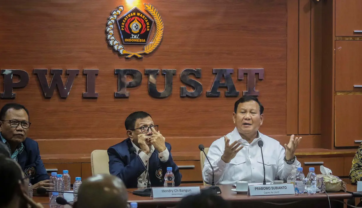 Calon presiden nomor urut 2 Prabowo Subianto (kanan) menyampaikan visi dan misi disaksikan Ketua PWI Hendry Ch Bangun  saat mengunjungi kantor PWI Pusat di Jakarta, Kamis (4/1/2024).  (Liputan6.com/Angga Yuniar)
