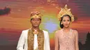 Model memperagakan koleksi busana pengantin pada pameran pernikahan yang bertajuk Unveil, From Indonesia to the World di Grand Ballroom Shangri-La Hotel, Jakarta, Jumat (5/6/2015). (Liputan6.com/Herman Zakharia)
