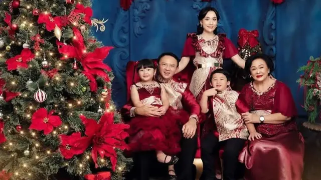 Gaya Kompak Keluarga Ahok Rayakan Natal dengan Pakaian Serba Merah. [@fdphotography90]