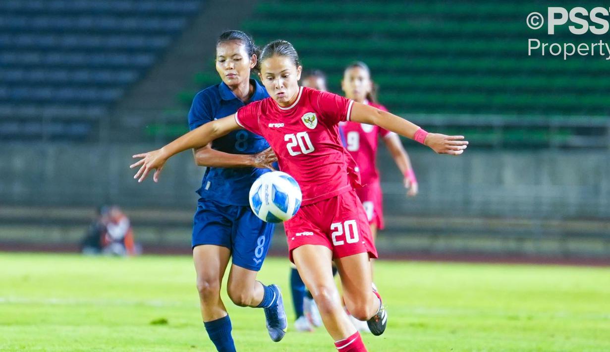 Pemain Timnas Indonesia Putri, Katrina Matilda Putri Stalin (kanan) berebut bola dengan pemain Kamboja, Ti Samnang pada laga final Piala AFF Wanita 2024 di New Laos National Stadium, Vientiane, Kamis (05/12/2024) malam WIB. (Dok. PSSI)