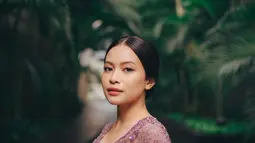 Rambutnya disanggul rapi dan wajahnya dipoles dengan makeup flawless, pesona bintang film Kembang Api ini semakin terpancar. Pamer senyuman manis, Hanggini bikin netizen terkesima. Meski tidak kenakan aksesori seperti anting ataupun kalung untuk mendukung penampilannya, namun tak dipungkiri Hanggini tetap cantik dan banyak yang memuji penampilannya. (Liputan6.com/IG/@hanggini)