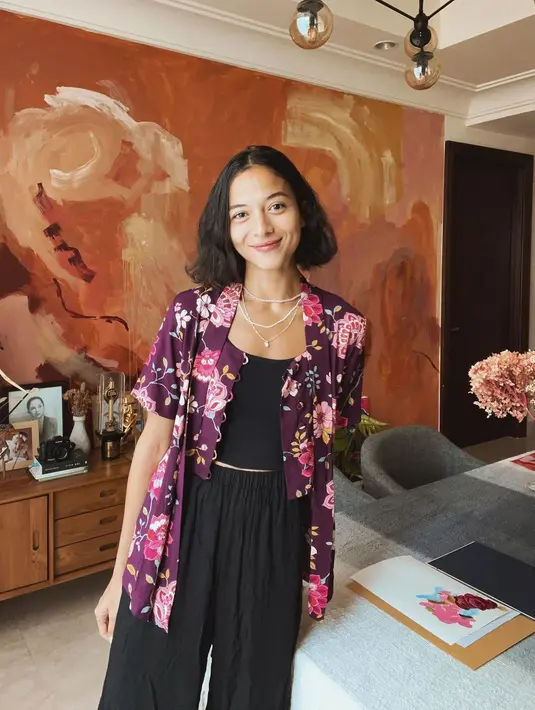 Di saat ingin tampil berkebaya untuk aktivitas sehari-hari, pilihlah kebaya modern dengan kain motif yang seru untuk tampilan yang memberikan elevansi gaya saat dikenakan. (Foto: Instagram/ Putri Marino)