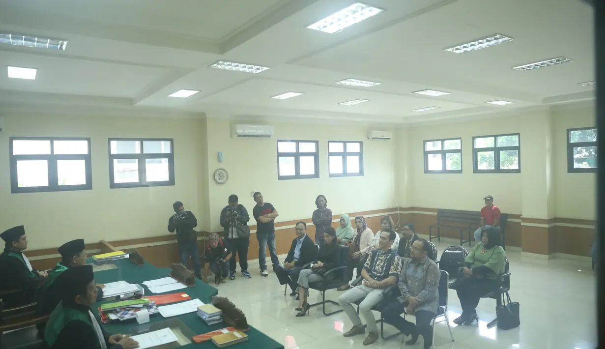 Di lain sisi, Tsania Marwa menanggapi teman-teman media dengan santainya. Berjalan dari ruang sidang menuju ruang mediasi, Tsania meminta waktu agar mewawancarainya setelah semuanya selesai. (Nurwahyunan/Bintang.com)