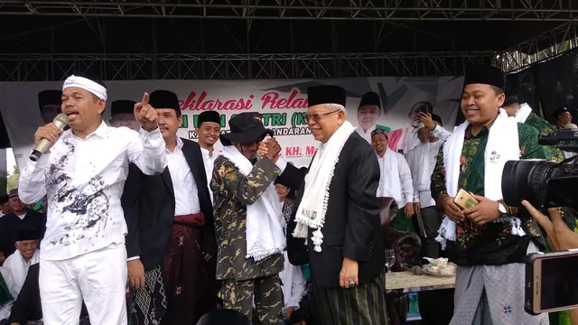 Cawapres 01, Ma'ruf Amin, saat mengukuhkan seorang anggota Banser di Pangandaran, Jawa Barat