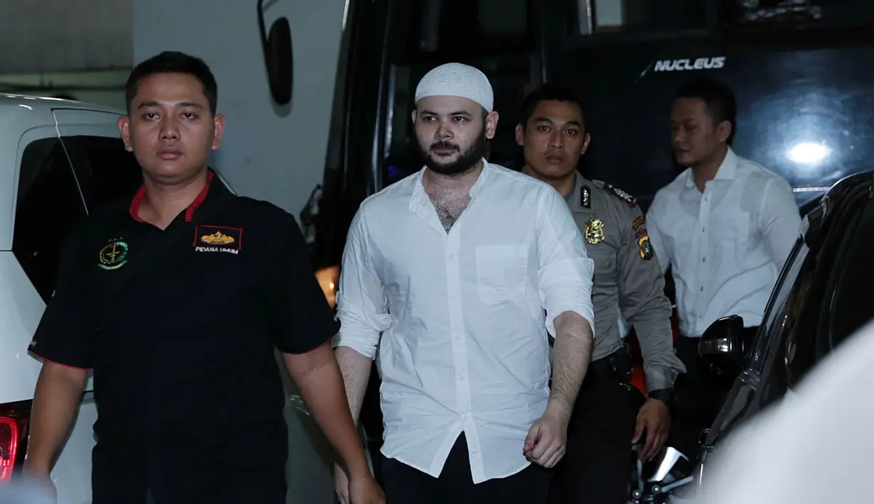 "Menyatakan terdakwa bersalah dan menjatuhkan pidana terhadap terdakwa selama dua tahun penjara dikurangi masa tahanan," ucap JPU di ruang sidang utama Pengadilan Negeri Jakarta Barat, Selasa (29/8/2017). (Deki Prayoga/Bintang.com)