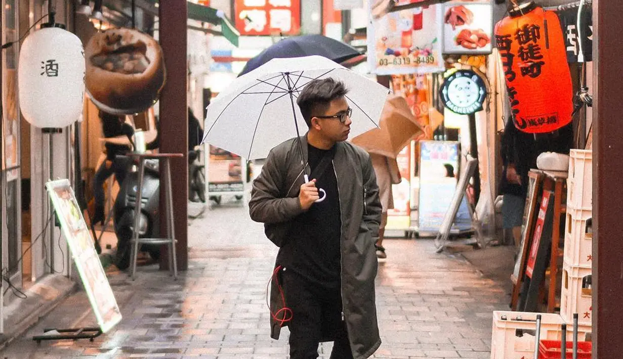 Tampil makin dewasa, tampilan Brandon juga berubah. Gayanya makin tampan selayaknya anak hits zaman kini. Ketika ia liburan ke Jepang, salah satunya. (Liputan6.com/IG/@brandon_lilhero)