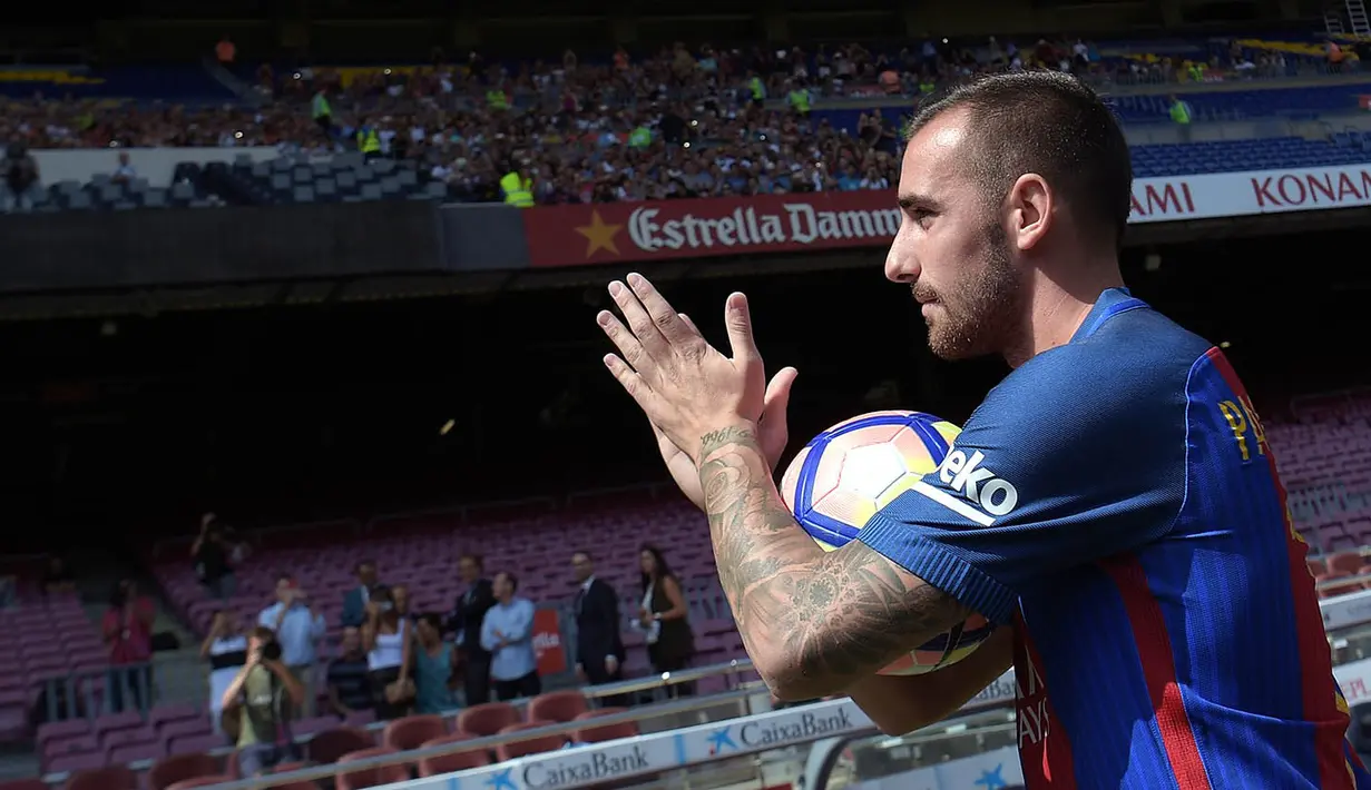Striker baru Barcelona, Paco Alcacer menyapa suporter Barca. Alcacer dibeli La Blaugrana dari Valencia dengan nilai transfer yang diperkirakan 30 juta euro atau sekitar Rp 442,51 miliar. (AFP/Lluis Gene)