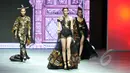 Sejumlah model memperagakan salah satu dari 20 koleksi terbaru desainer Anne Avantie yang bertema “Pasar Klewer Riwayatmoe Kini” pada ajang Indonesia Fashion Week 2015 di JCC Senayan, Jakarta, Minggu (1/3). (Liputan6.com/Panji Diksana)