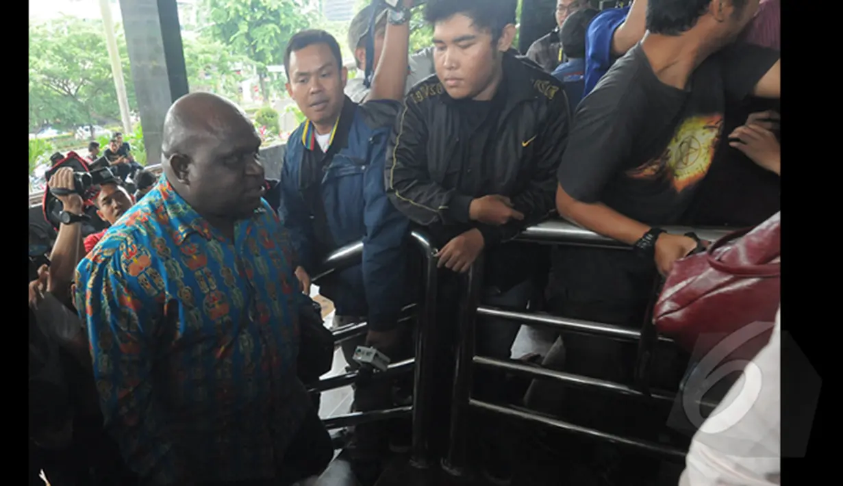 Komisioner Komnas HAM, Natalius Pigai, saat masuk ke Gedung KPK, Jakarta, (27/1/2015). Kedatangannya untuk meminta keterangan, melengkapi penyelidikan berkaitan dengan dugaan kriminalisiasi terhadap pimpinan KPK oleh Polri. (Liputan6.com/Herman Zakharia)
