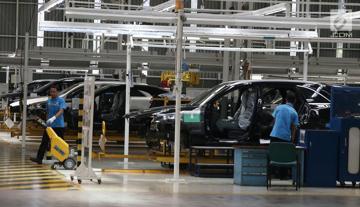 Suasana pabrik mobil Mercedes Benz di Wanaherang, Gunung Putri, Bogor, Selasa (11/12). Mercededes-Benz C-Class generasi terbaru kini resmi masuk jalur produksi pabrik Mercedes-Benz di Wanaherang, Bogor. (Liputan6.com/Herman Zakharia)