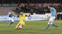 Penyerang Napoli, Gonzalo Higuain (kanan) melakukan tendangan yang berujung gol ke gawang Chievo Verona untuk mengubah kedudukan menjadi 1-1. Pada laga lanjutan Serie A 2015-2016 tersebut, Napoli menang dengan skor 3-1, di Stadion San Paolo. (EPA/Ciro Fus