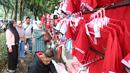 <p>Calon pembeli memilih jersey di sekitar Stadion Utama Gelora Bung Karno (SUGBK), Senayan, Jakarta hari Senin (19/06/2023). Sejumlah pedagang pernak-pernik bertebaran di sekitar SUGBK jelang pertandingan Timnas Indonesia menghadapi Argentina. Mereka menjual dagangan mereka mulai dari Rp35 ribu hingga Rp200 ribu. (Bola.com/M Iqbal Ichsan)</p>