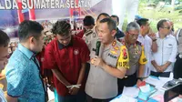 Kapolda Sumsel Irjen Pol Zulkarnain Adinegara menginterogasi salah satu pengedar narkoba di Palembang (Liputan6.com / Nefri Inge)