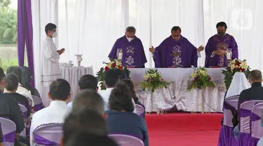 Uskup Ignatius Kardinal Suharyo (tengah) memimpin misa perayaan ekaristi peringatan arwah bagi korban Covid-19 di area TPU Rorotan, Jakarta Utara, Selasa (30/11/2021). Misa tersebut untuk mendoakan arwah korban Covid-19. (Liputan6.com/Herman Zakharia)