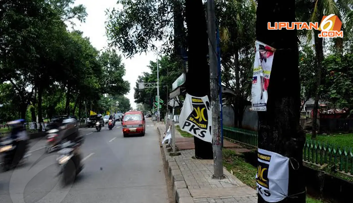 Bendera Parpol masih terpasang di jalan depan Universitas Pancasila Jakarta pada Sabtu (05/04/14) (Liputan6.com/Helmi Fithriansyah).  