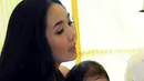 Gempita Noura Marten dalam dekapan hangat Gisella Anastasia saat ditemui dalam sebuah talk show di kawasan Gatot Subroto, Jakarta, Jum’at (24/07/2015). (Liputan6.com/Faisal R Syam)