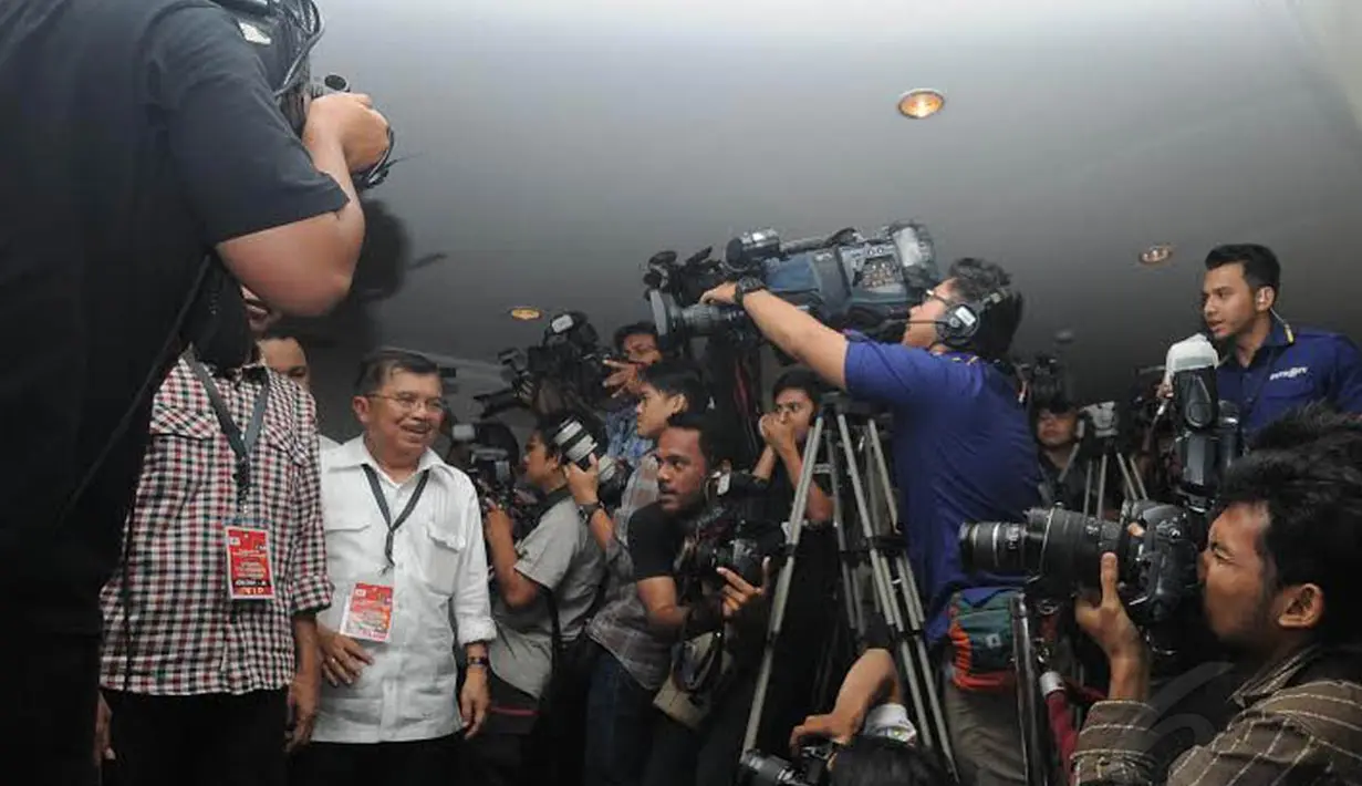 Cawapres Jusuf Kalla tampak mengikuti Jokowi untuk mengambil nomor urut untuk bertarung dalam pemilihan pemimpin bangsa yang akan digelar 9 Juni nanti (Liputan6.com/Herman Zakharia)