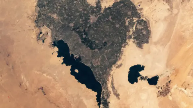 Oasis terletak tepat di bawah Sungai Nil (diberi label dalam gambar NASA ini). (Kredit gambar: NASA)