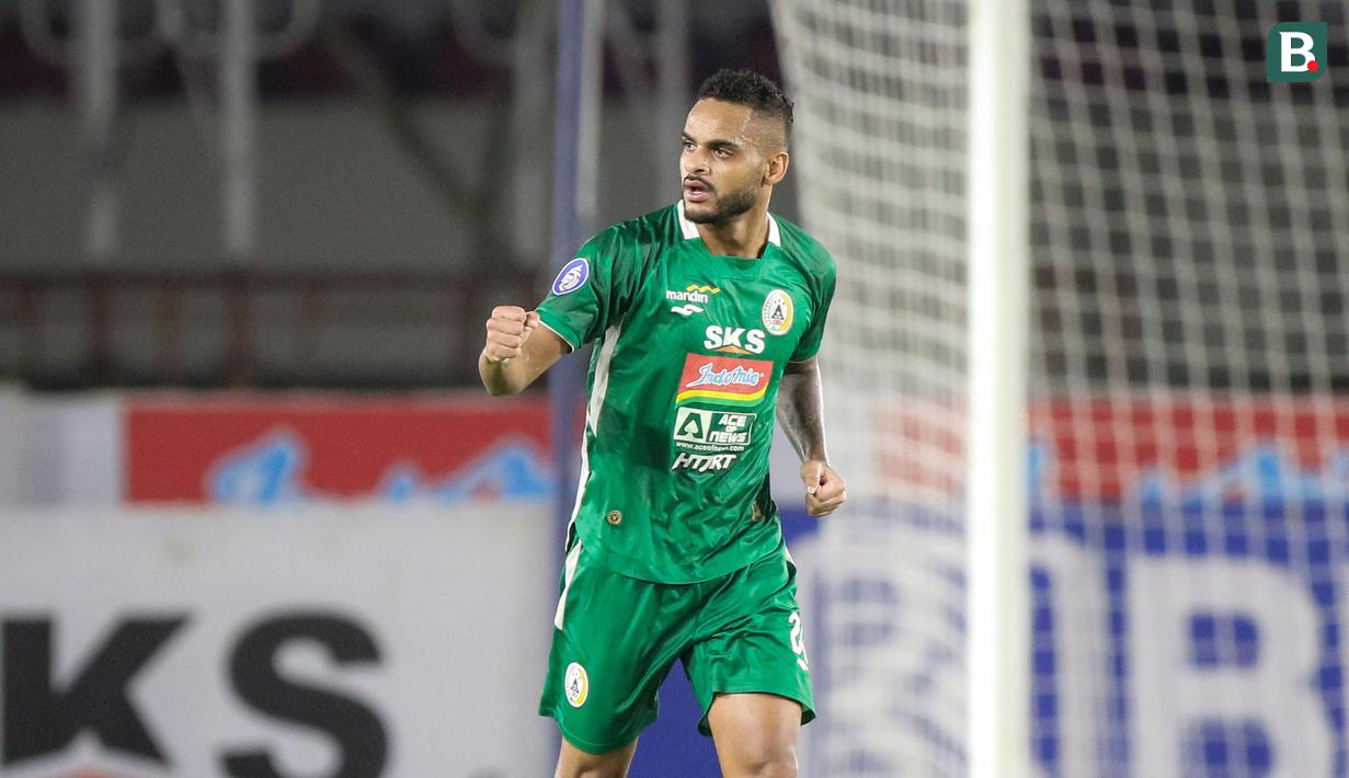 Barito Putera kecolongan ketika lagi asyik menyerang. Lewat counter attack cepat, PSS berhasil unggul melalui Eduardo Junior pada menit ke-84. (Bola.com/Bagaskara Lazuardi)