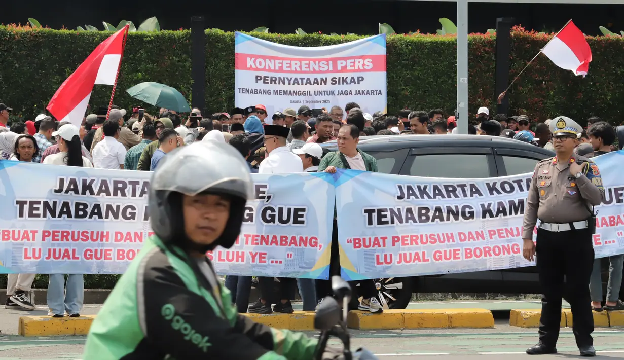 Namun, aksi unjuk rasa yang disertai dengan perusakan di sejumlah tempat atau fasilitas umum tidak dapat dibenarkan, dan tindakan tersebut yang ditentang oleh warga Tanah Abang. (merdeka.com/Arie Basuki)