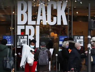 Sejumlah orang berjalan melewati poster "Black Friday" di Paris, Prancis, pada 4 Desember 2020. Sempat ditunda selama sepekan akibat karantina wilayah (lockdown) nasional, pesta belanja tahunan "Black Friday" di Prancis akhirnya dimulai pada Jumat (4/12). (Xinhua/Gao Jing)