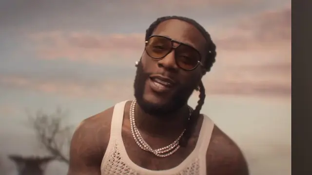 Burna Boy dalam videoklip Dai-Dai. (YouTube/ Shakira)