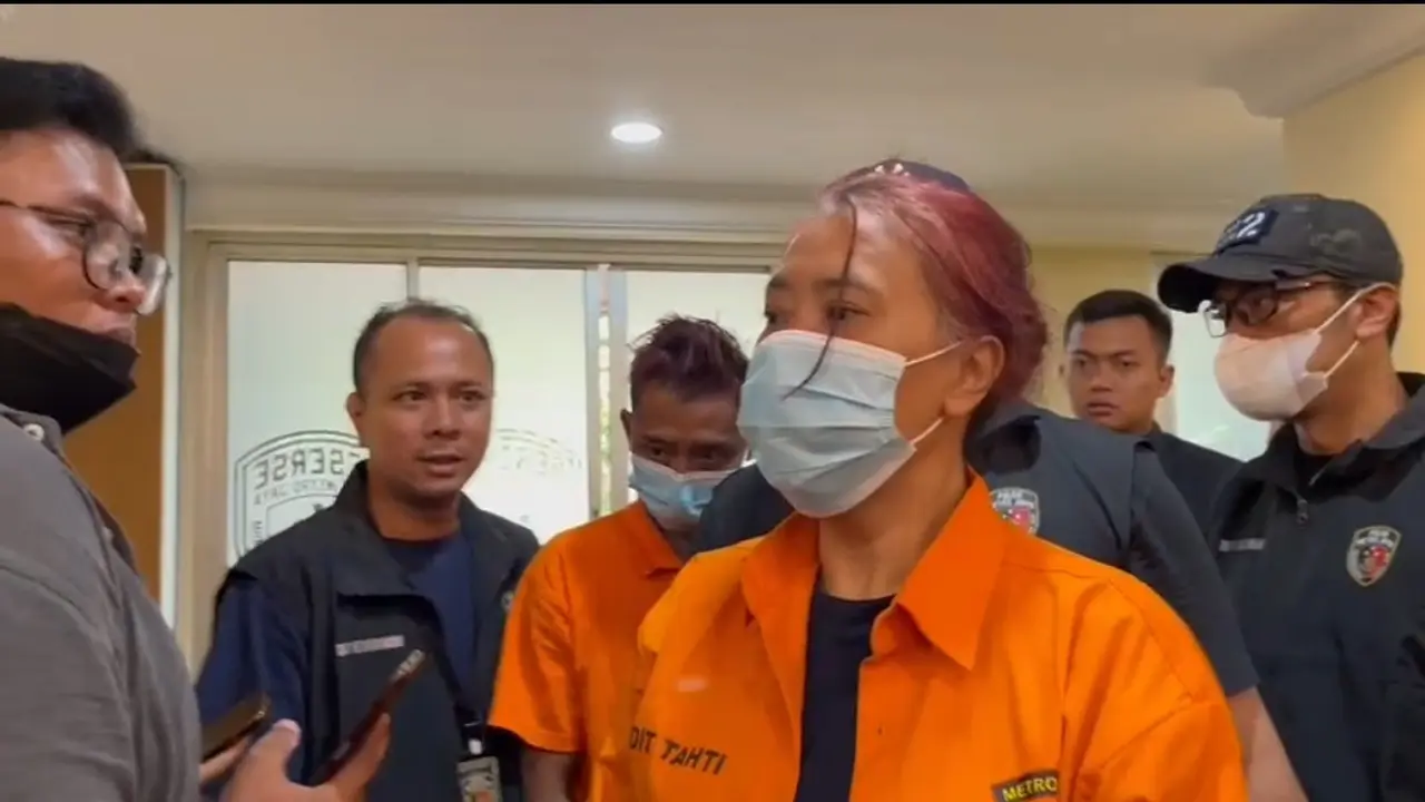 Penampakan perempuan berinisial S, pelaku pembunuhan seorang lansia pemilik hotel di kawasan Kebon Jeruk, Jakarta Barat. (Merdeka.com/Bachtiarudin Alam)