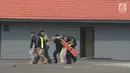 Petugas medis mengevakuasi korban dalam simulasi penanganan teror di JI Expo, Kemayoran, Jakarta, Rabu (25/7). Simulasi yang diikuti itu personel TNI, Polri dan instasi terkait itu sebagai upaya pengamanan Asian Games 2018. (Merdeka.com/Imam Buhori)