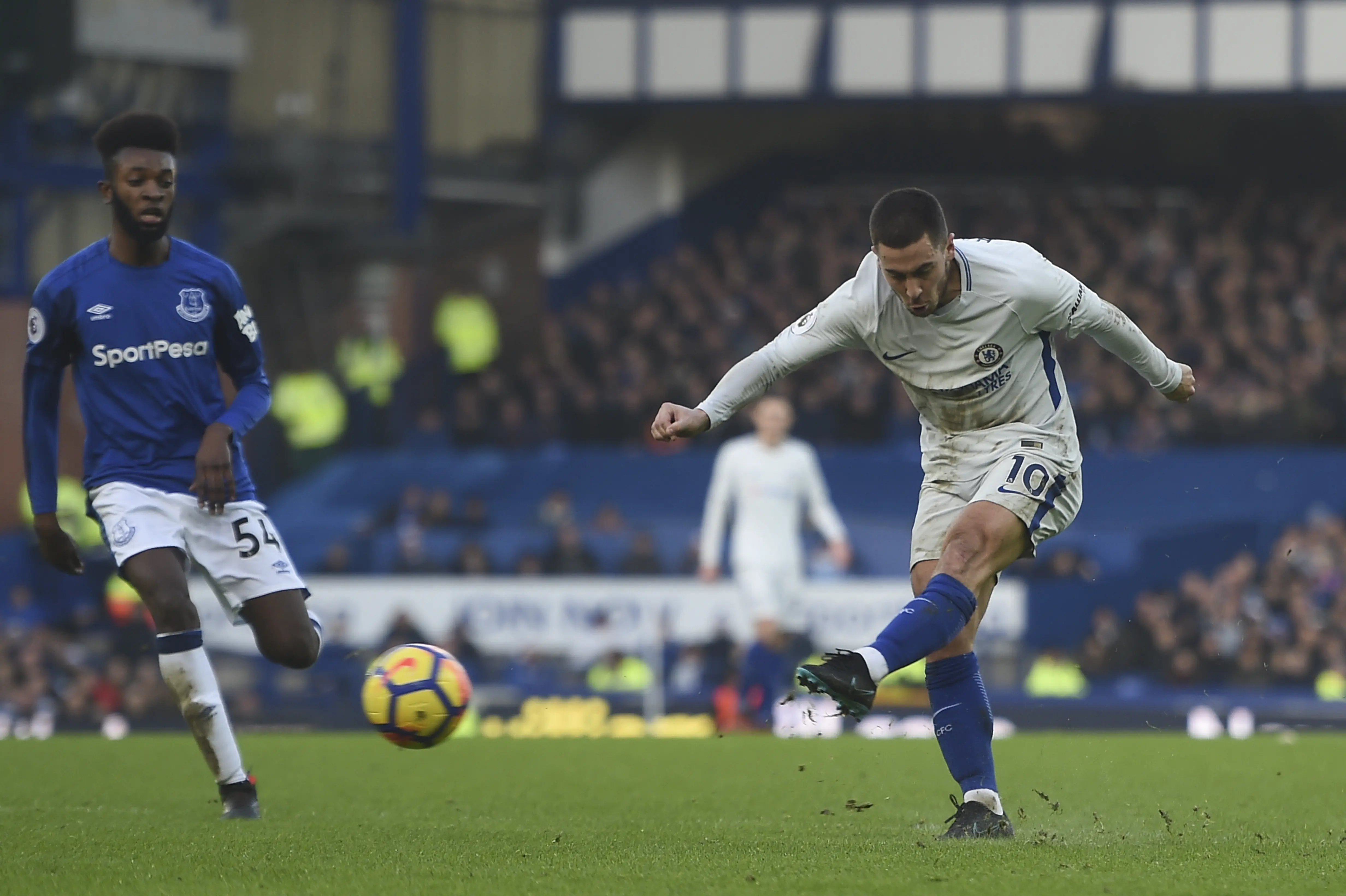 Eden Hazard melepaskan tembakan ke gawang Everton. (AFP)