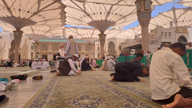 Suasana di Masjid Nabawi, Kota Madinah.
