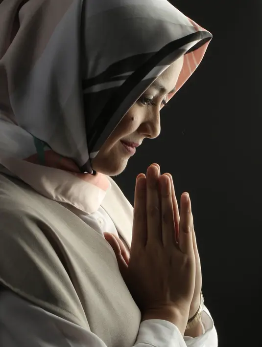 "Ya karena sudah di umur segini, aku ingin mendekatkan diri sama Yang Kuasa. Masa sampai aku tutup usia belum juga berhijab," ujar Revalina S Temat, di Plaza Indonesia, Jakarta Pusat. (Bambang E. Ros/Bintang.com)