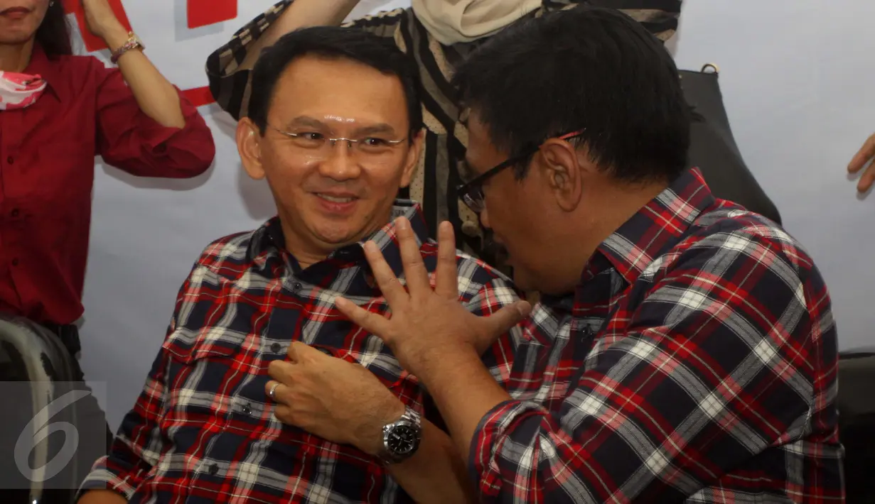 Cagub dan cawagub DKI Jakarta, Basuki Tjahaja Purnama dan Djarot Saiful Hidayat berbincang disela menerima pengaduan warga di Rumah Lembang, Jakarta, Rabu (16/11). Sebelumnya Bareskrim menetapkan Ahok sebagai tersangka. (Liputan6.com/Gempur M Surya)