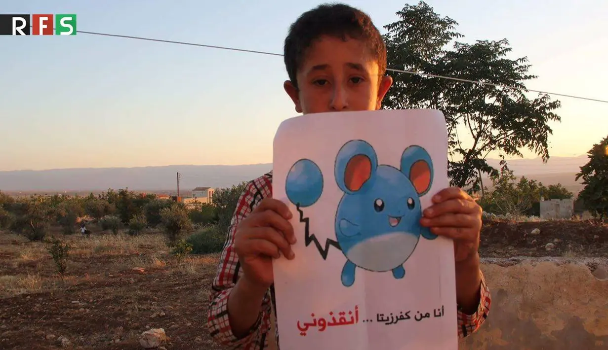 Seorang bocah memegang kertas bergambarkan karakter Pokemon serta tulisan "Aku berasal dari Kafr Zita, tolong selamatkan aku!" Suriah (22/7). (REUTERS)